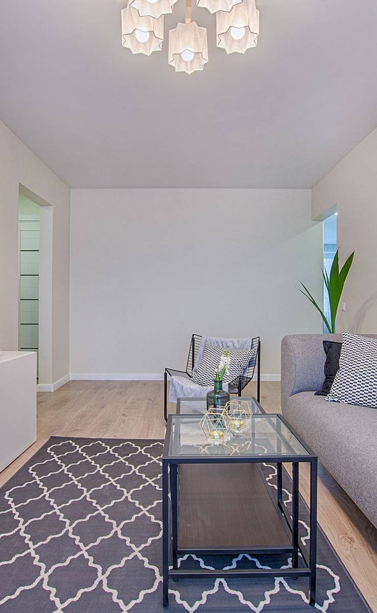 Frisch renoviertes, helles Wohnzimmer